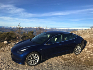 テスラの電気自動車「モデル3」に搭載されたキャンプモードを使って南仏で年越しキャンプに挑戦！