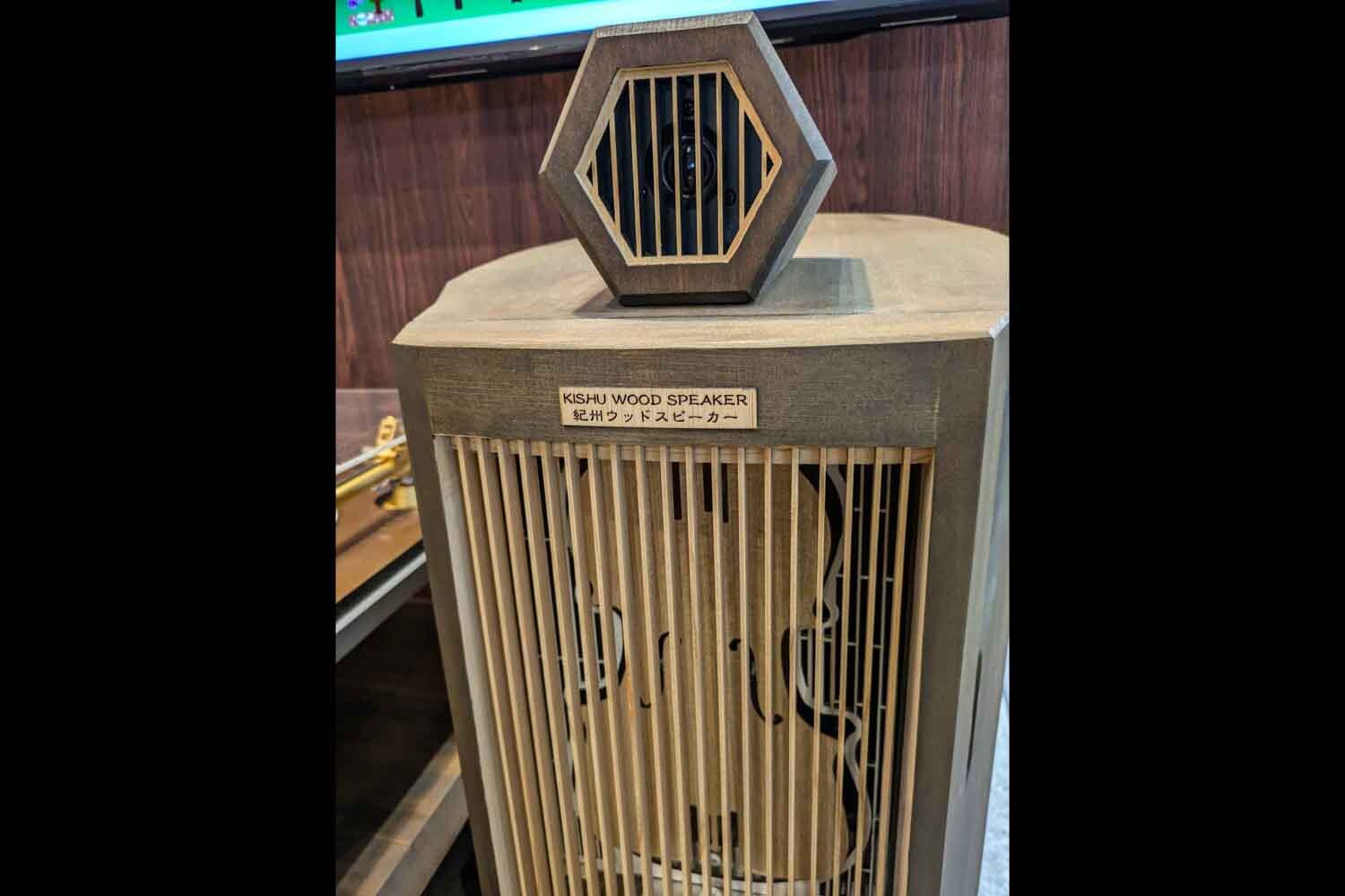 バイオリン型のウッド振動板がカッコイイ木製スピーカー！じつはCO2削減を実現する環境も考慮した製品だ