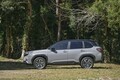 【スバルらしくない】新型「フォレスター」はなぜ顔つきが変わったのか？ 「デザイン優先」の開発思想で挑んだ理由とその成果とは