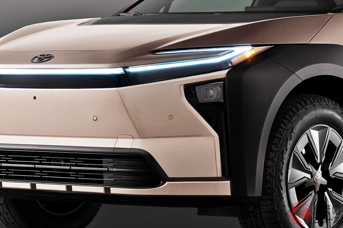 トヨタが「新型“ワゴンSUV”」を世界初公開！ 全長4.8mサイズに「めちゃ広ッ」ラゲッジ＆精悍“タフデザイン”採用し日本投入も！ 380馬力の“高性能4WD”の「新型bZ Woodland」発表