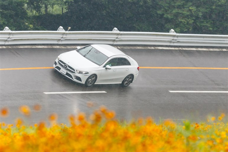 乗り比べでわかった雨での確かな安心感。ミシュランが電動化時代でも「エコタイヤ」を作らないワケ