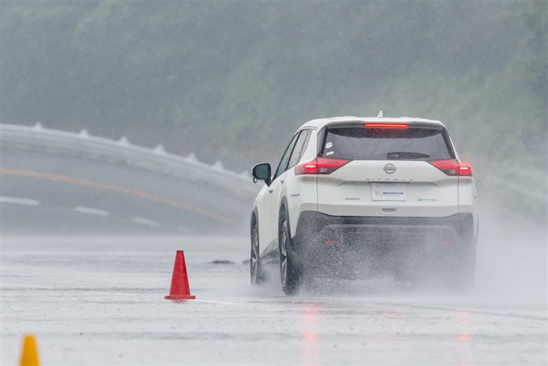 乗り比べでわかった雨での確かな安心感。ミシュランが電動化時代でも「エコタイヤ」を作らないワケ