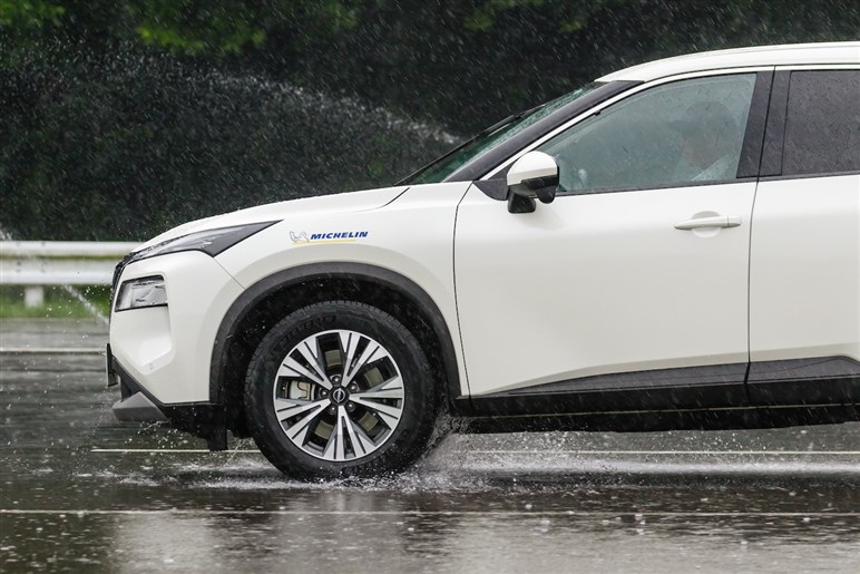 乗り比べでわかった雨での確かな安心感。ミシュランが電動化時代でも「エコタイヤ」を作らないワケ