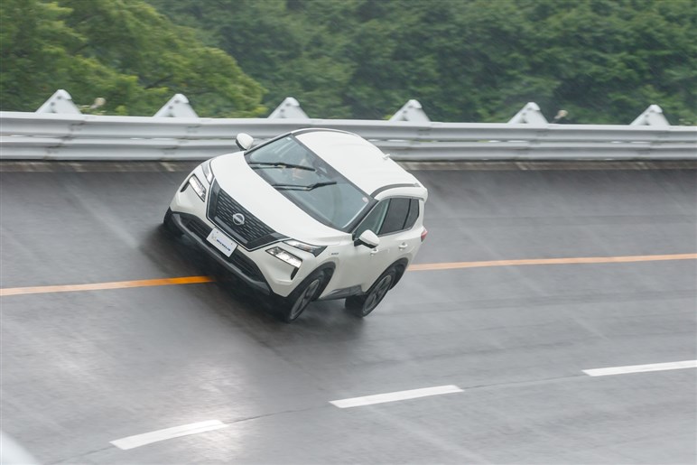 乗り比べでわかった雨での確かな安心感。ミシュランが電動化時代でも「エコタイヤ」を作らないワケ