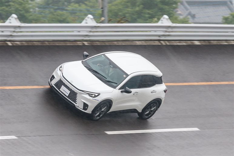 乗り比べでわかった雨での確かな安心感。ミシュランが電動化時代でも「エコタイヤ」を作らないワケ