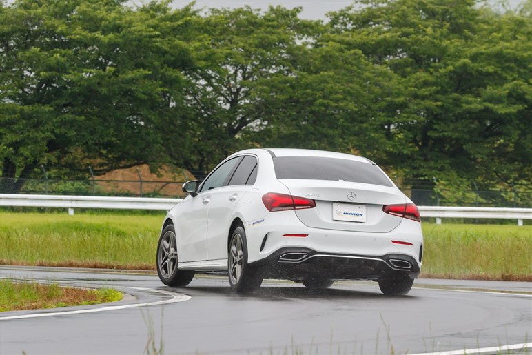 乗り比べでわかった雨での確かな安心感。ミシュランが電動化時代でも「エコタイヤ」を作らないワケ