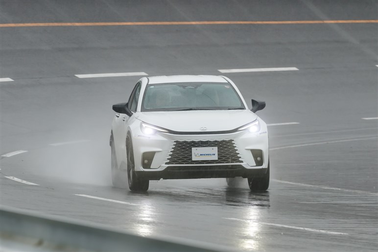 乗り比べでわかった雨での確かな安心感。ミシュランが電動化時代でも「エコタイヤ」を作らないワケ