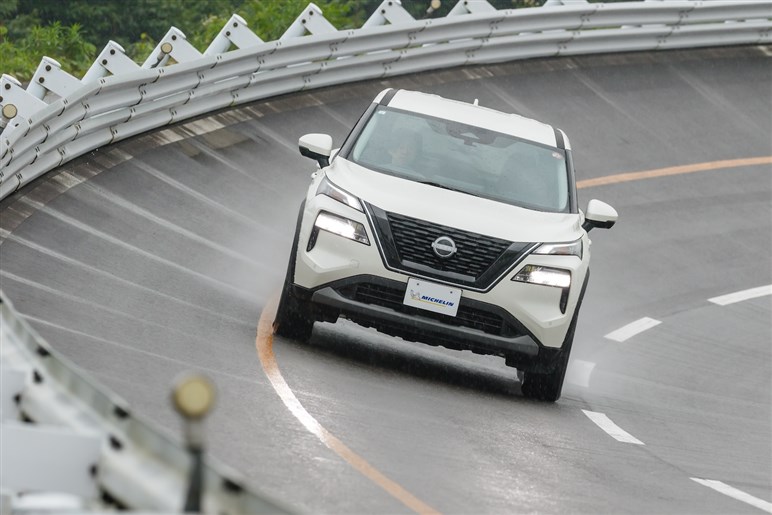 乗り比べでわかった雨での確かな安心感。ミシュランが電動化時代でも「エコタイヤ」を作らないワケ