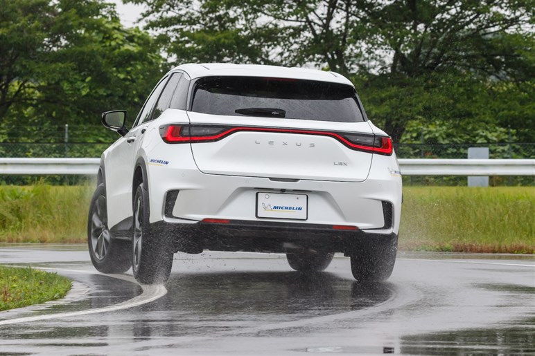 乗り比べでわかった雨での確かな安心感。ミシュランが電動化時代でも「エコタイヤ」を作らないワケ