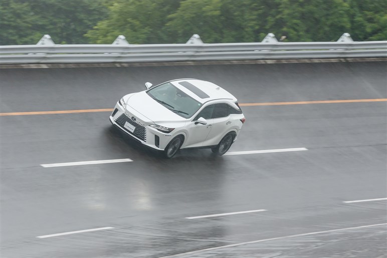 乗り比べでわかった雨での確かな安心感。ミシュランが電動化時代でも「エコタイヤ」を作らないワケ