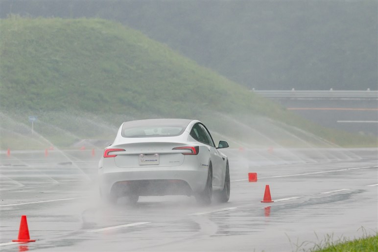 乗り比べでわかった雨での確かな安心感。ミシュランが電動化時代でも「エコタイヤ」を作らないワケ