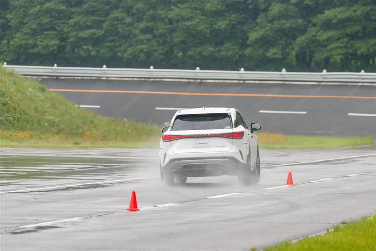 乗り比べでわかった雨での確かな安心感。ミシュランが電動化時代でも「エコタイヤ」を作らないワケ