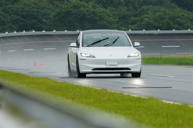 乗り比べでわかった雨での確かな安心感。ミシュランが電動化時代でも「エコタイヤ」を作らないワケ