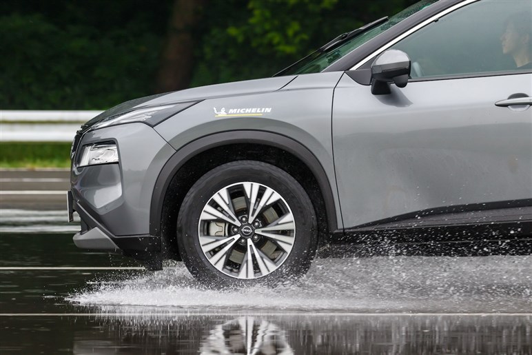 乗り比べでわかった雨での確かな安心感。ミシュランが電動化時代でも「エコタイヤ」を作らないワケ