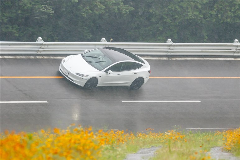 乗り比べでわかった雨での確かな安心感。ミシュランが電動化時代でも「エコタイヤ」を作らないワケ