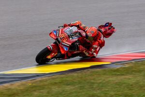 MotoGPドイツ予選｜雨のザクセンリンク、マルケス兄躍動し6年ぶりポールポジション。ザルコ2番手食らいつく