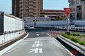 斜め合流で「ウインカー」左右どちらが正しい？ 実は「一発で見分ける」方法があった！ どう判断すればいいのか 警察の回答は？