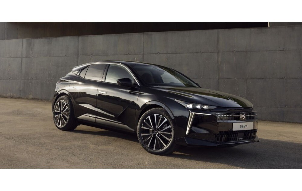 DS新型『No4（ナンバーフォー）』　約640万円から欧州発売　高級ハッチバック、EVも登場