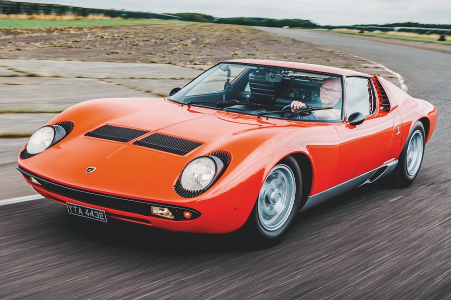 時代の最高速モデル 1960年代 ランボルギーニ ミウラp400 初のスーパーカーで280km H Autocar Japan 自動車情報サイト 新車 中古車 Carview
