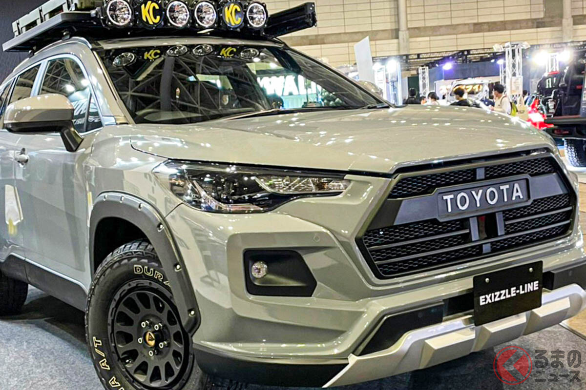 コスパ最強!? トヨタ「カローラクロス」を「RAV4」化！ ド迫力”TOYOTA”グリル＆オバフェン装備の「ラブクロス」がカッコイイ