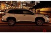 スバル新型「フォレスター」は“新しい顔”に注目！ なぜ大胆な変貌で「タフ路線」にシフトした？ 担当デザイナーが「狙い」を解説！