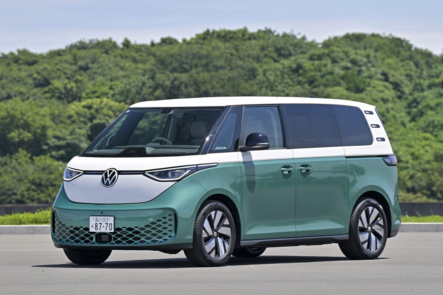 ワーゲンバスが復活だ！ VWの新型電動ミニバン「ID.Buzz」が遂に上陸！ ロングホイールベースで7人乗りの設定も【新車ニュース】
