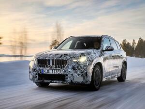 BMWのコンパクトなフルバッテリーEV「iX1」が厳寒テスト。最新の4WD×SUVは雪道が楽しい
