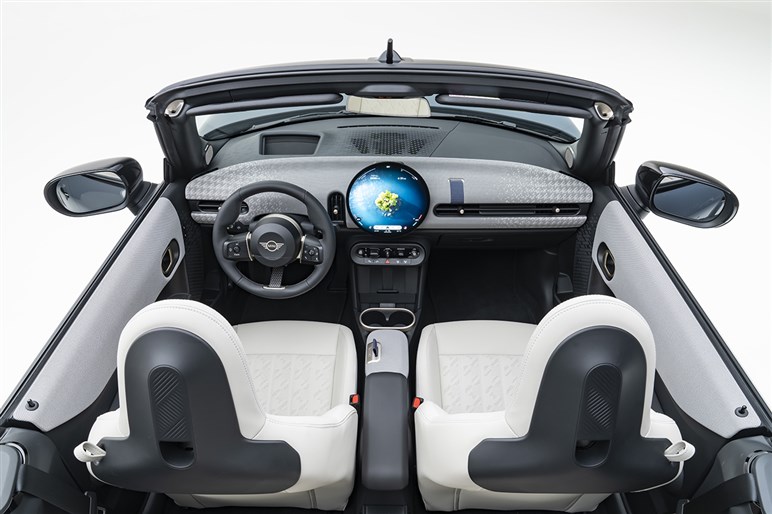 数少ない4人乗りのオープンカー！　新型「ミニ クーパー コンバーチブル」発売　納車は来年から