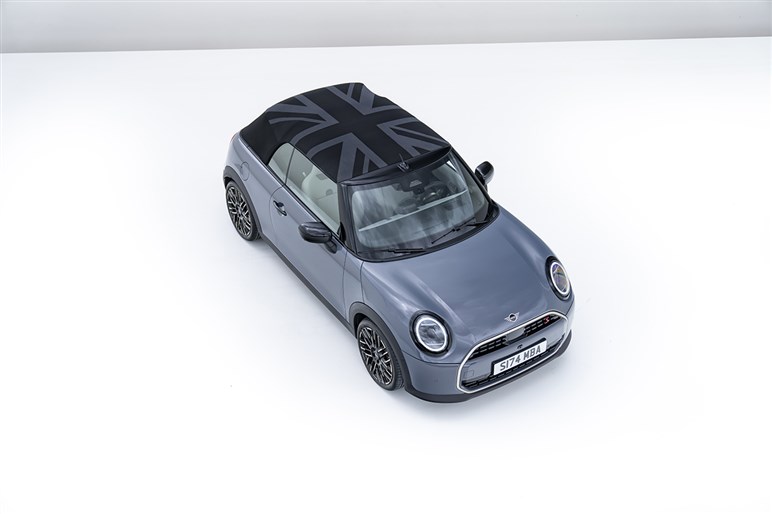 数少ない4人乗りのオープンカー！　新型「ミニ クーパー コンバーチブル」発売　納車は来年から