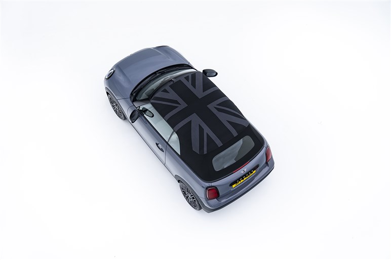 数少ない4人乗りのオープンカー！　新型「ミニ クーパー コンバーチブル」発売　納車は来年から