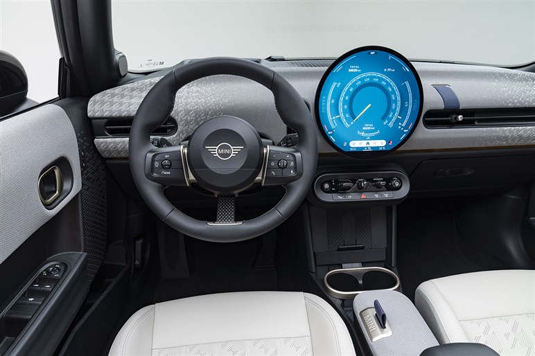 数少ない4人乗りのオープンカー！　新型「ミニ クーパー コンバーチブル」発売　納車は来年から