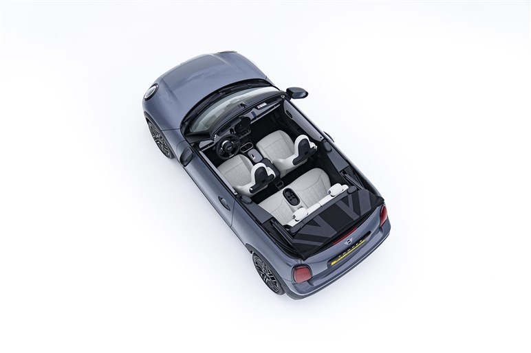 数少ない4人乗りのオープンカー！　新型「ミニ クーパー コンバーチブル」発売　納車は来年から