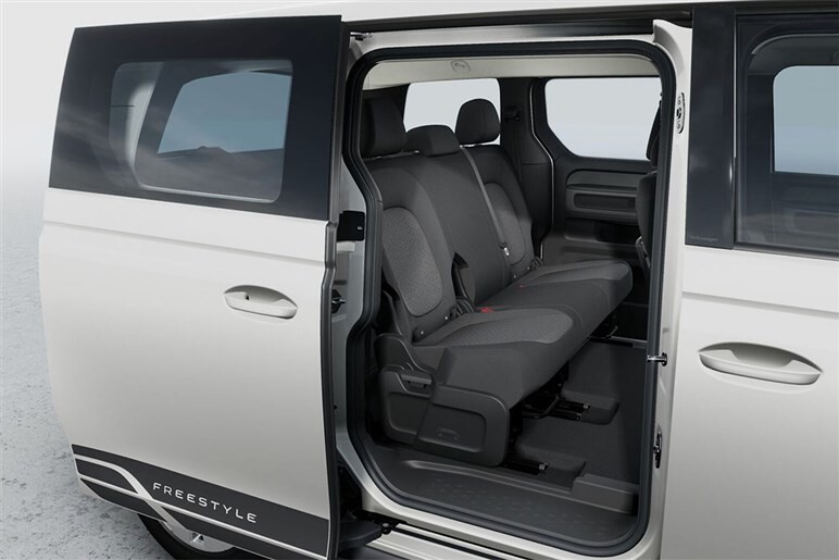 こっちがクール？ 「ID.バズ」の“廉価モデル”はドレスアップも似合うゴツさ全開デザインだった