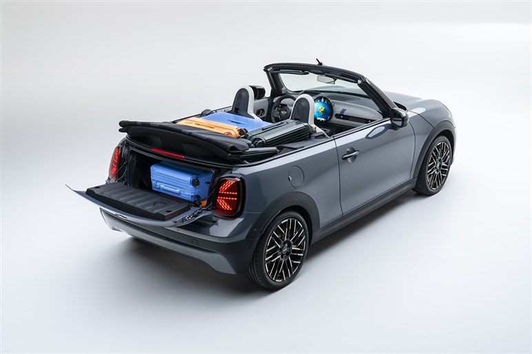 数少ない4人乗りのオープンカー！　新型「ミニ クーパー コンバーチブル」発売　納車は来年から