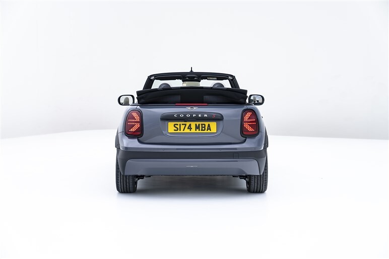 数少ない4人乗りのオープンカー！　新型「ミニ クーパー コンバーチブル」発売　納車は来年から