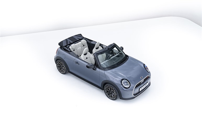 数少ない4人乗りのオープンカー！　新型「ミニ クーパー コンバーチブル」発売　納車は来年から
