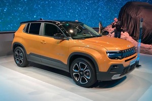 新型ジープ・アベンジャー　欧州で受注開始　最小の電動SUV、2023年発売