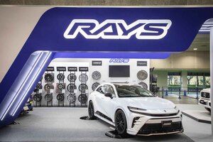 30本を超える新作ホイールを展示！ レイズオリジナルアイテムの「ラバーダッグ」は売り切れ必至…目玉は23インチのボルクレーシング「TE37GC」でした