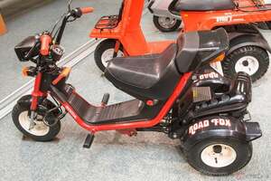 まるでカートのような原付3輪!?　ホンダ「ロードフォックス」の悦楽的スイング機構とは!!