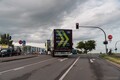 メルセデスベンツの新型電動トラック、今度は公道で30kmバック走行に成功