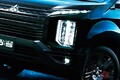 三菱の「最新“3列シート”ミニバン」が凄すぎる！ 日本唯一「超・高性能4WD」搭載で悪路もOKです！ 精悍「ダイナミック顔」に「黒すぎ仕様」もある「デリカD：5」の魅力って？