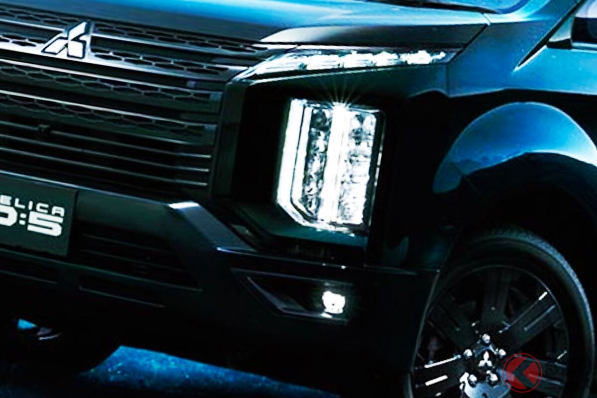 三菱の「最新“3列シート”ミニバン」が凄すぎる！ 日本唯一「超・高性能4WD」搭載で悪路もOKです！ 精悍「ダイナミック顔」に「黒すぎ仕様」もある「デリカD：5」の魅力って？