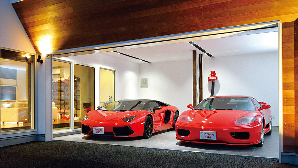 真っ赤なランボとフェラーリを収めたモダンガレージは、なんと趣味のゲストハウス！【ガレージライフ】