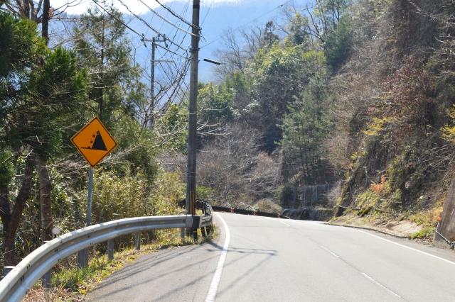 落石注意 の標識 危険 なのはわかるけどクルマは 何に 気を付ければいいのか Web Cartop 自動車情報サイト 新車 中古車 Carview
