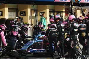 FIA、F1アブダビGPピットストップ時の「保護メガネ未装着」で一部チームを調査。罰則なしも安全性の徹底を求める