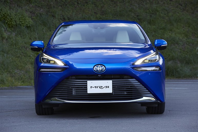 初代とぜんぜん違うトヨタ ミライは現時点で最高のfcvに仕上がったが 黒塗り社用車としては後席が微妙 Carview 自動車情報サイト 新車 中古車 Carview