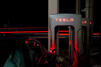 ジープもフィアットもテスラのスーパーチャージャーで充電できる！　ステランティスの傘下14ブランドがNACS規格採用で大きく変わる充電規格の勢力争い