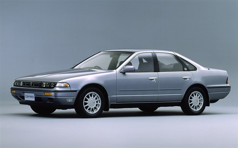 アウディ新型「A5」発売。“A4の内燃機関モデル”を統合、代名詞“シングルフレームグリル”はどう進化？599万円から