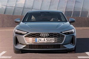 アウディ新型「A5」発売。“A4の内燃機関モデル”を統合、代名詞“シングルフレームグリル”はどう進化？599万円から