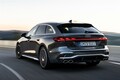アウディ新型「A5」発売。“A4の内燃機関モデル”を統合、代名詞“シングルフレームグリル”はどう進化？599万円から